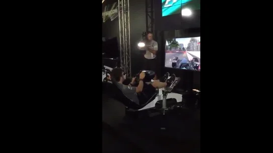 Fernando Alonso jugando a un videojuego Fernando Alonso jugando a un videojuego