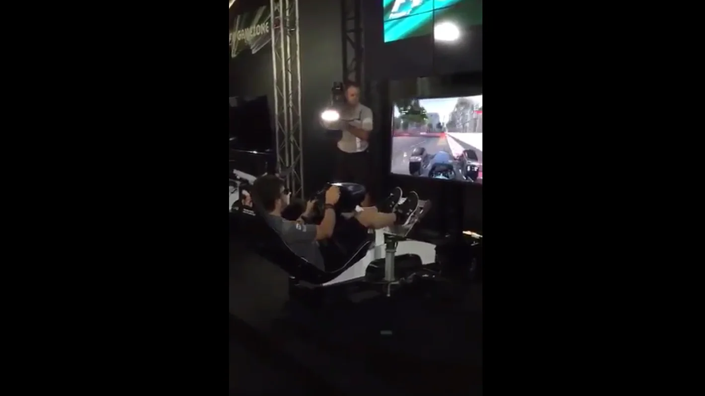 Fernando Alonso jugando a un videojuego