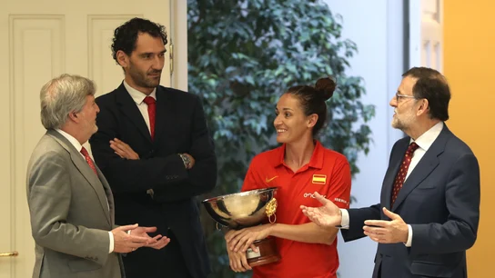 Laia Palau bromea con Íñigo Méndez de Vigo, Jorge Garbajosa y Mariano Rajoy Laia Palau bromea con Íñigo Méndez de Vigo, Jorge Garbajosa y Mariano Rajoy