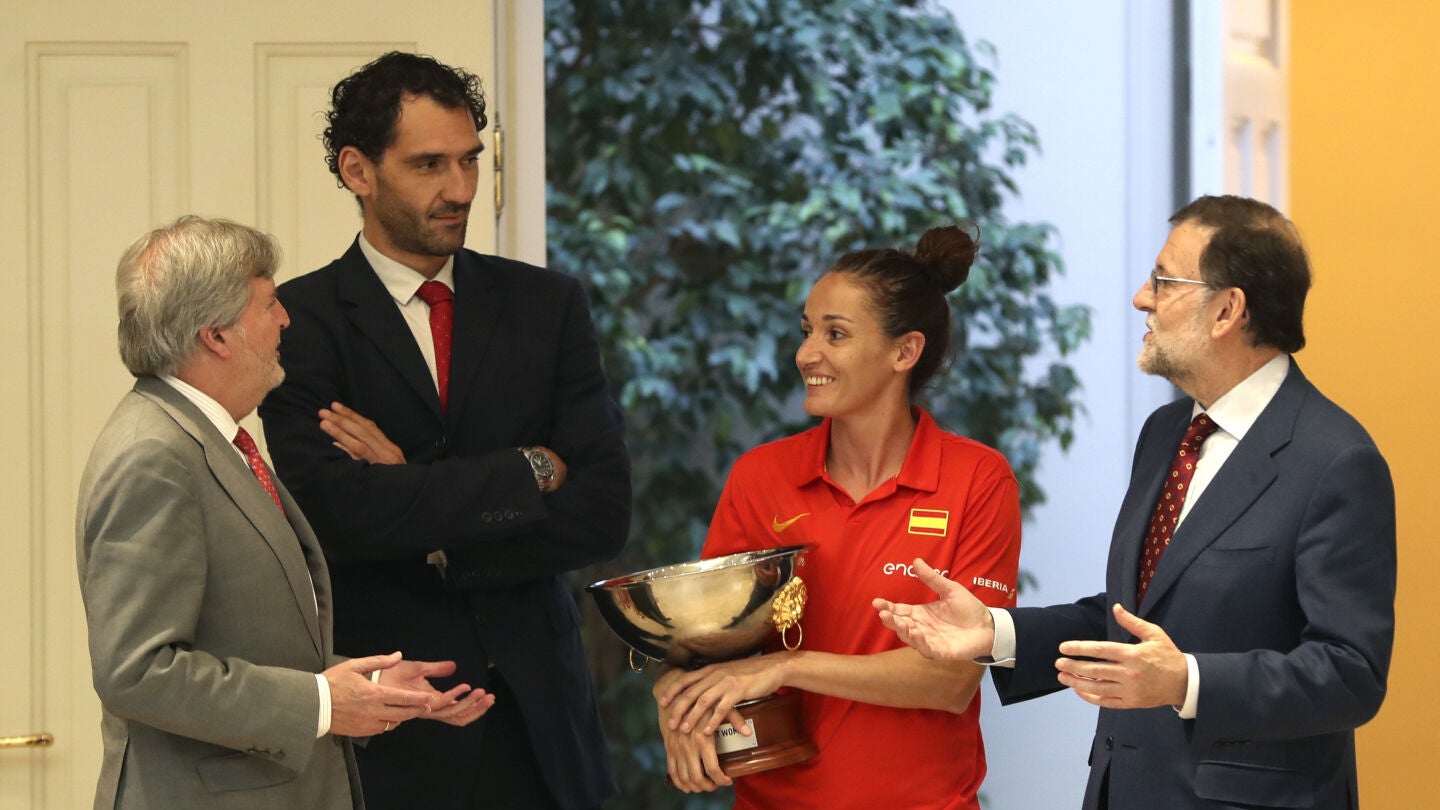 Laia Palau bromea con &Iacute;&ntilde;igo M&eacute;ndez de Vigo, Jorge Garbajosa y Mariano Rajoy