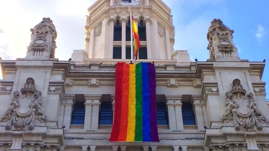 La bandera arcoíris ondea en el Palacio de Cibeles de Madrid La bandera arcoíris ondea en el Palacio de Cibeles de Madrid