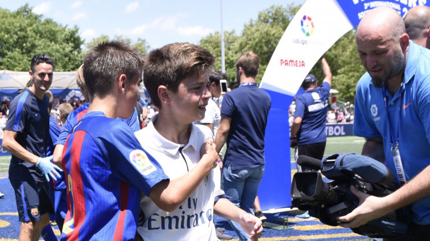 Los jugadores del Bar&ccedil;a consuelan a los del Real Madrid