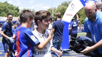 Los jugadores del Barça consuelan a los del Real Madrid