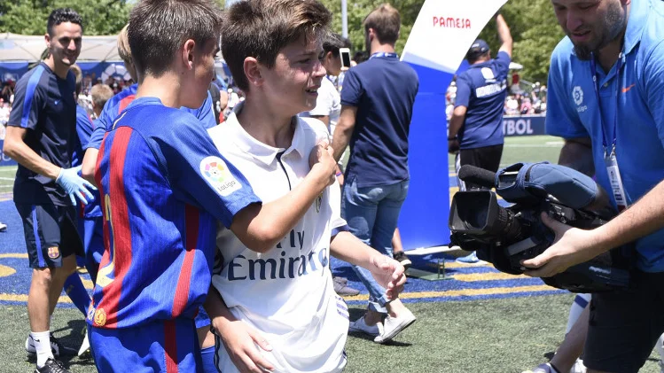 Los jugadores del Barça consuelan a los del Real Madrid