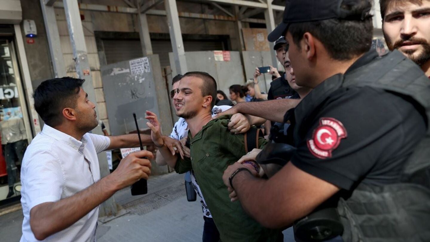 Detenci&oacute;n de un manifestante en una manifestaci&oacute;n LGTBI en Turqu&iacute;a