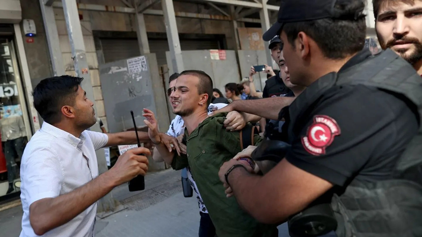 Detención de un manifestante en una manifestación LGTBI en Turquía Detención de un manifestante en una manifestación LGTBI en Turquía