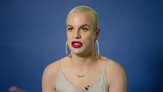 Tinder se abre a la diversidad LGTBI y emociona con su anuncio: "Hago lo que me da la gana porque moriré" Tinder se abre a la diversidad LGTBI y emociona con su anuncio: "Hago lo que me da la gana porque moriré"