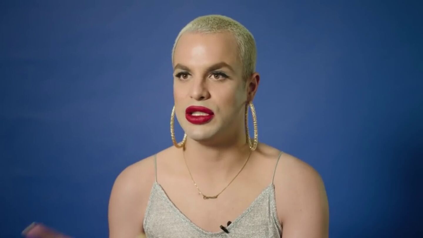 Tinder se abre a la diversidad LGTBI y emociona con su anuncio: "Hago lo que me da la gana porque morir&eacute;"