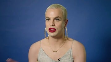 Tinder se abre a la diversidad LGTBI y emociona con su anuncio: "Hago lo que me da la gana porque moriré"
