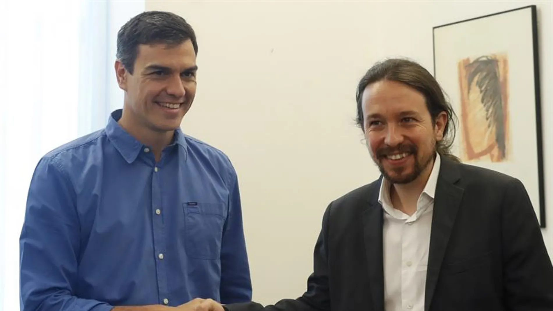 Los secretarios generales del PSOE, Pedro Sánchez (i), y de Podemos, Pablo Iglesias