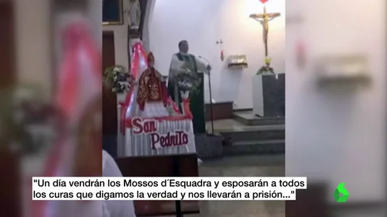 El cura de L'Hospitalet, durante la misa El cura de L'Hospitalet, durante la misa