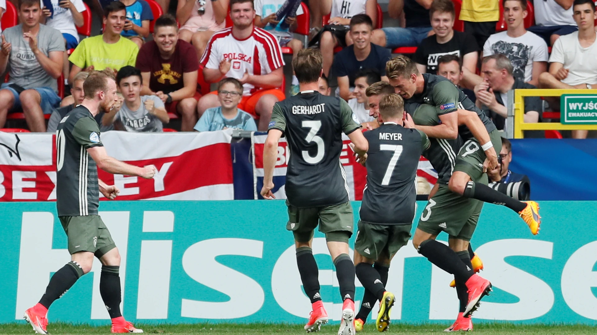 Los jugadores alemanes celebran uno de sus goles contra Inglaterra