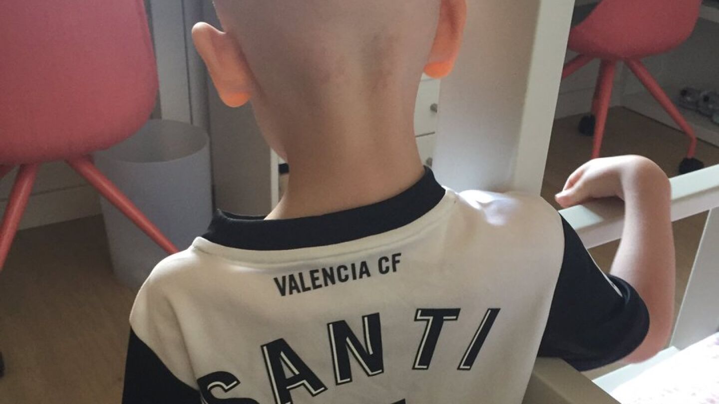 El hijo de Ca&ntilde;izares, con la camiseta que le regal&oacute; el Valencia