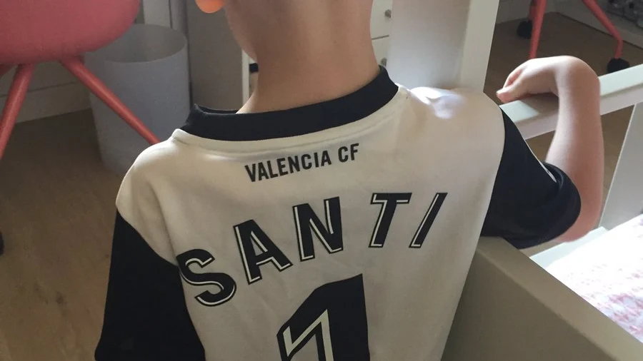 El hijo de Cañizares, con la camiseta que le regaló el Valencia