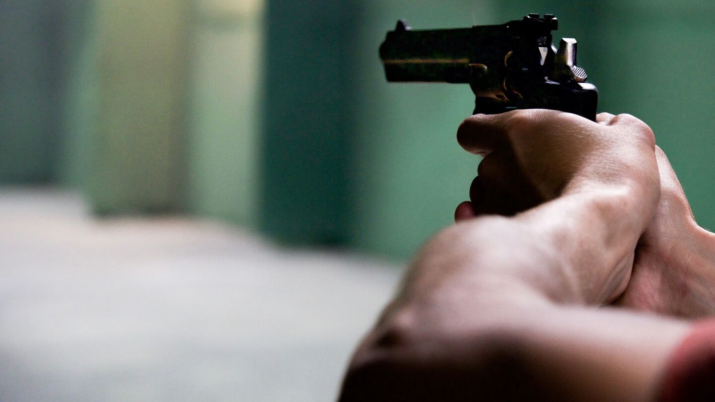 Hombre apunta con una pistola