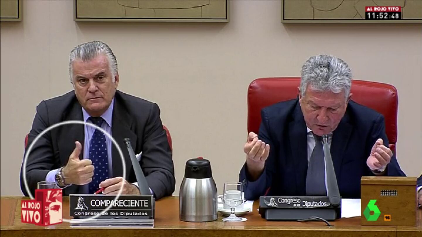 B&aacute;rcenas levanta el dedo en la comisi&oacute;n de investigaci&oacute;n