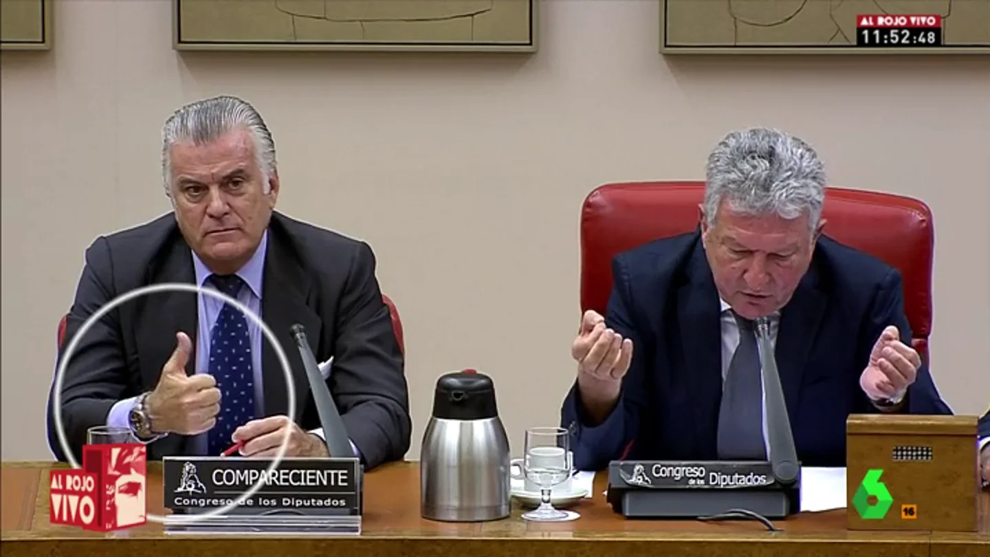 Bárcenas levanta el dedo en la comisión de investigación Bárcenas levanta el dedo en la comisión de investigación