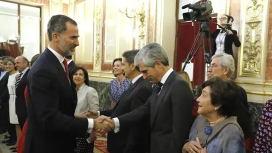 El Rey saluda a Adolfo Suárez Illana El Rey saluda a Adolfo Suárez Illana