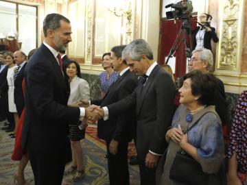 El Rey saluda a Adolfo Suárez Illana El Rey saluda a Adolfo Suárez Illana