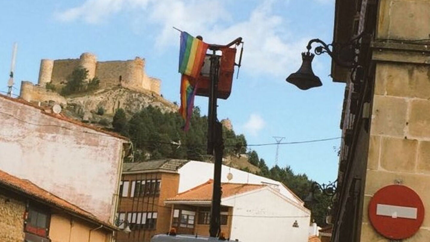 Retiran la bandera LGTBI en Aguilar de Campoo
