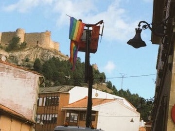 Retiran la bandera LGTBI en Aguilar de Campoo Retiran la bandera LGTBI en Aguilar de Campoo