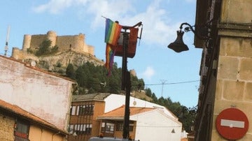 Retiran la bandera LGTBI en Aguilar de Campoo