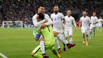 Los jugadores de Chile celebran el pase a la final de la Confederaciones