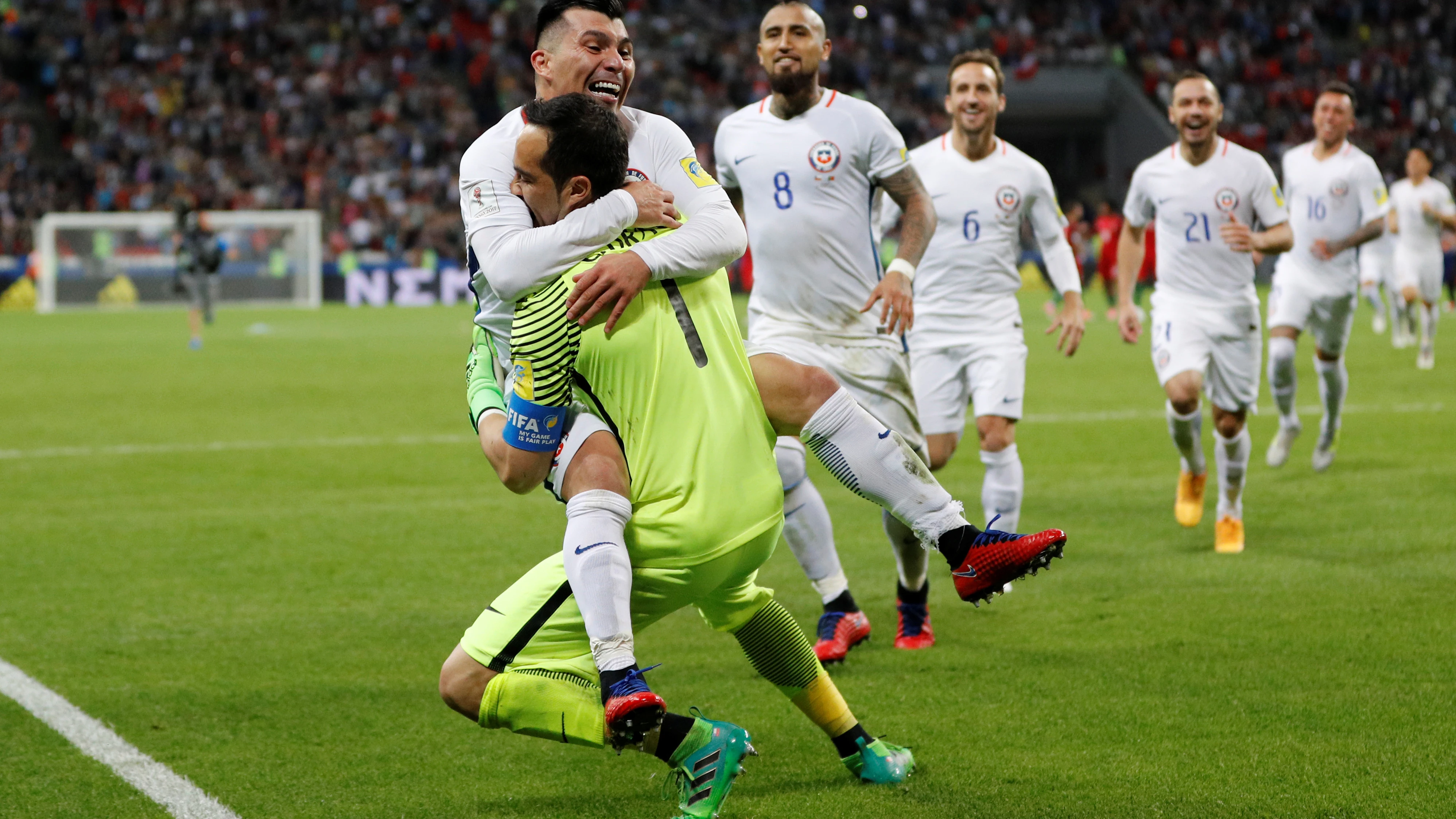 Los jugadores de Chile celebran el pase a la final de la Confederaciones