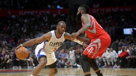 Chris Paul intenta marcharse de James Harden durante un partido Chris Paul intenta marcharse de James Harden durante un partido
