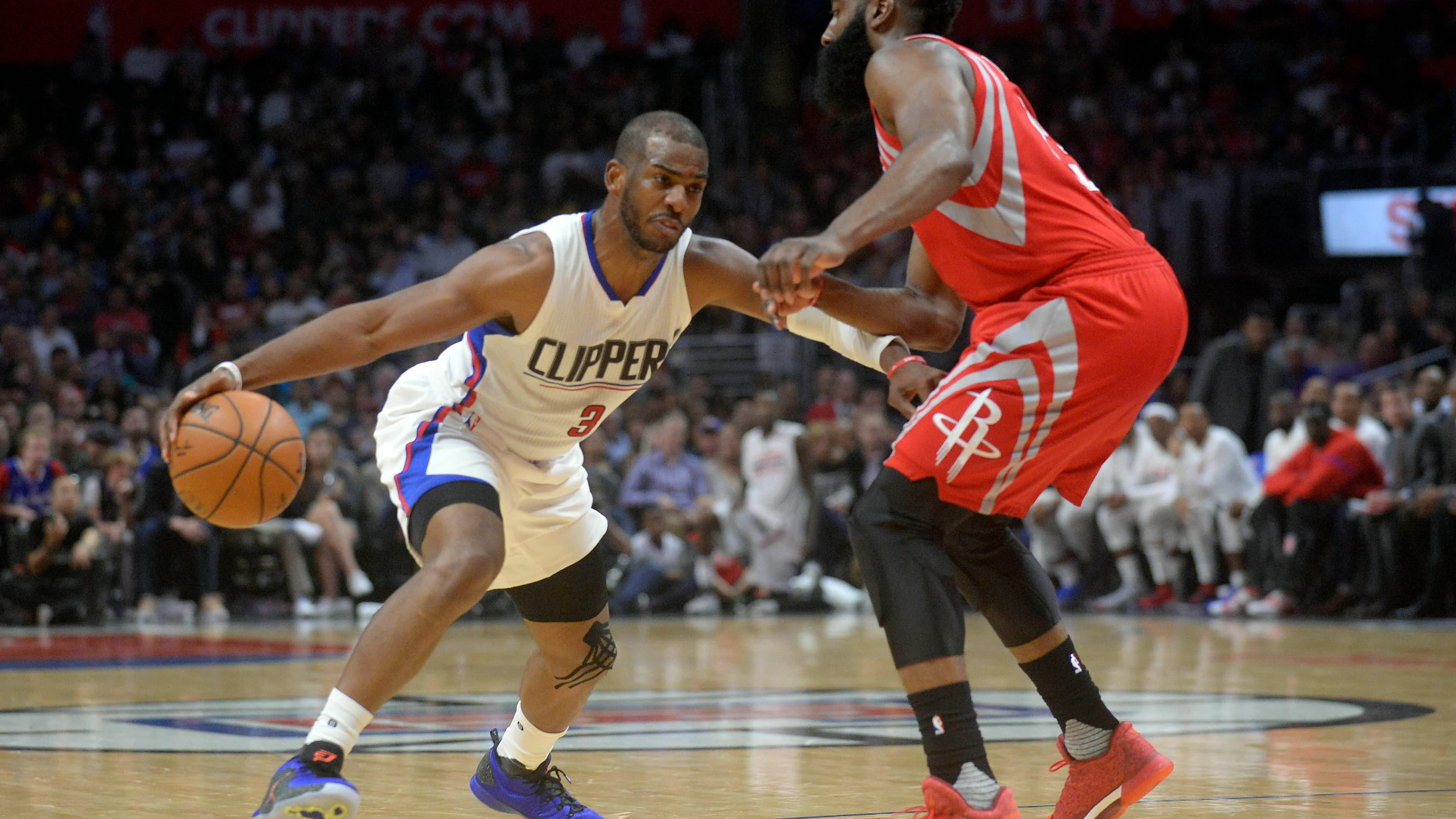 Chris Paul intenta marcharse de James Harden durante un partido Chris Paul intenta marcharse de James Harden durante un partido