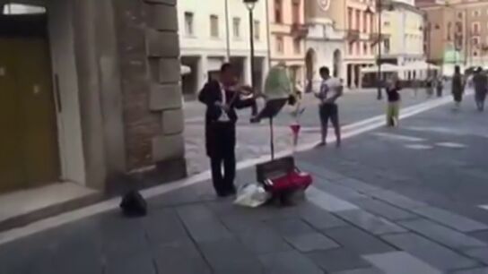 Un m&uacute;sico alucina a todo el mundo tocando el himno de la Champions League en plena calle con un viol&iacute;n