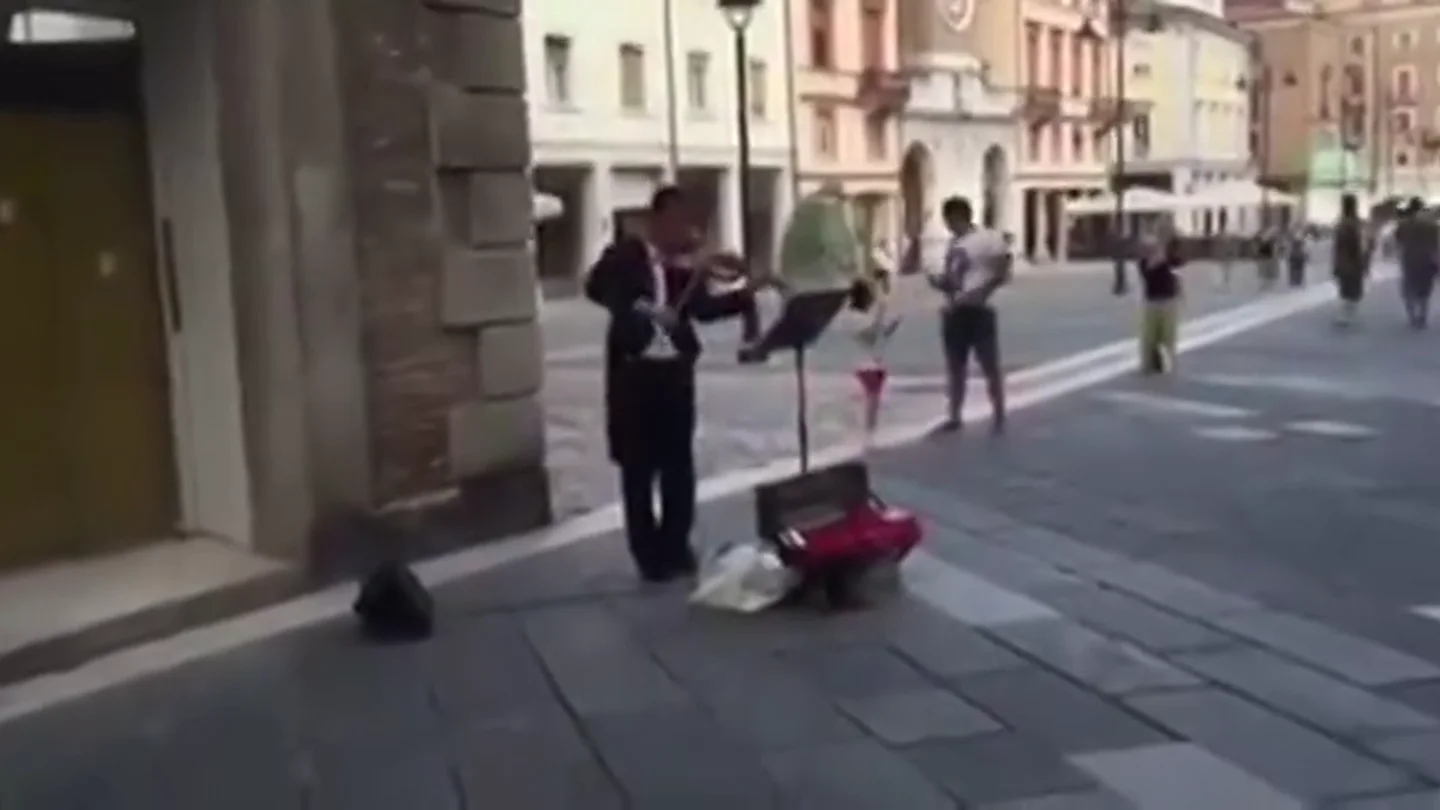 Un músico alucina a todo el mundo tocando el himno de la Champions League en plena calle con un violín Un músico alucina a todo el mundo tocando el himno de la Champions League en plena calle con un violín