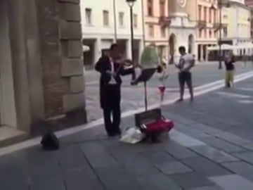 Un músico alucina a todo el mundo tocando el himno de la Champions League en plena calle con un violín Un músico alucina a todo el mundo tocando el himno de la Champions League en plena calle con un violín
