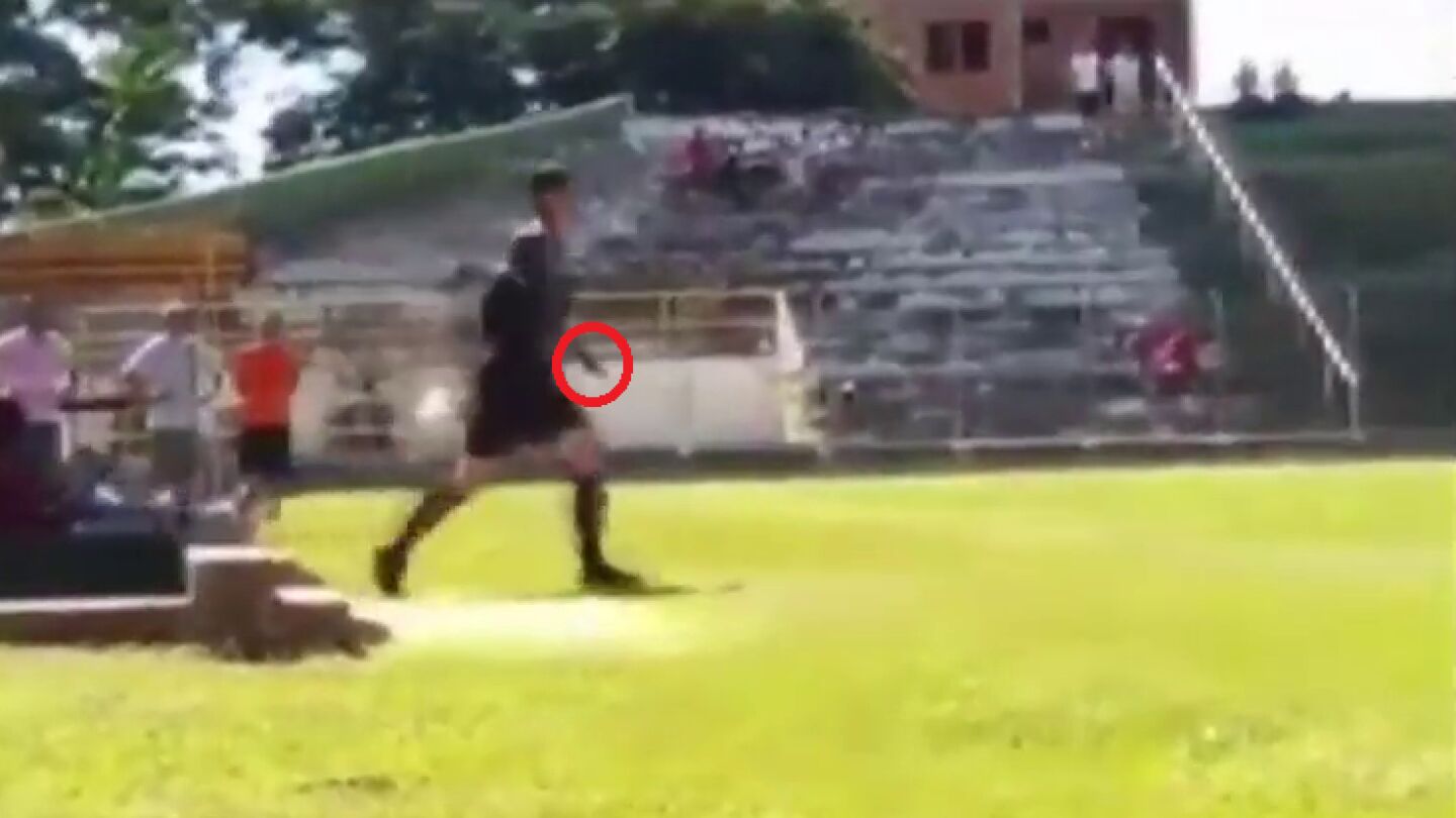 Saca una pistola en pleno partido
