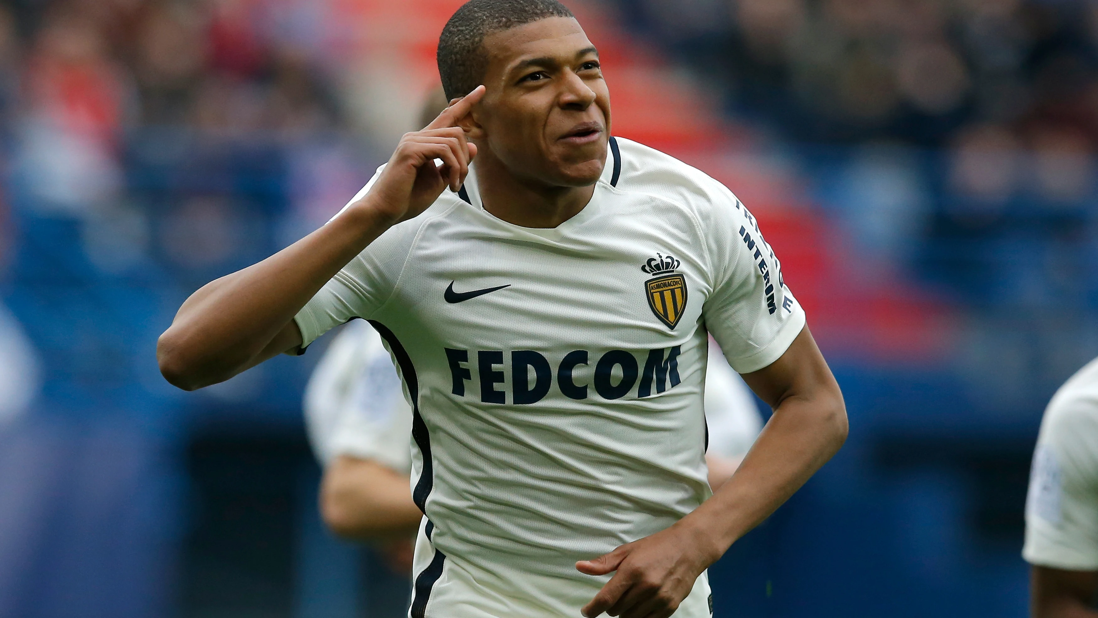 Mbappé celebra un gol con el Mónaco