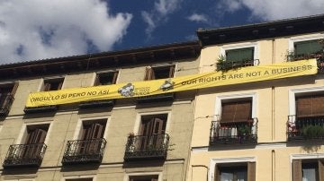 La gran pancarta desplegada contra el ruido por los vecinos de Chueca