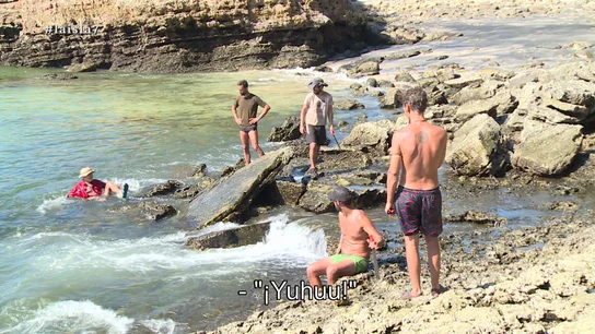 Los aventureros tratan de coger ostras en La Isla Los aventureros tratan de coger ostras en La Isla