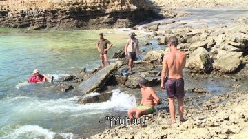 Los aventureros tratan de coger ostras en La Isla