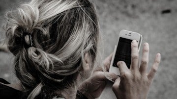 Una usuaria con su iPhone