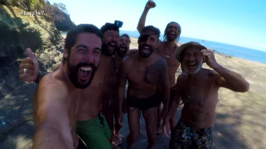 Los aventureros conquistan otra isla con su barca Los aventureros conquistan otra isla con su barca