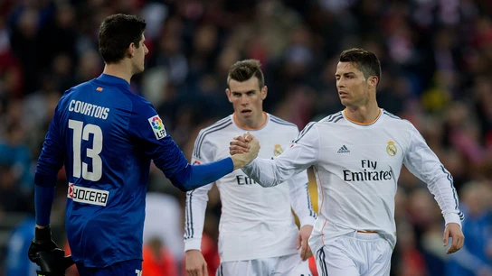 Courtois y Cristiano Ronaldo se dan la mano tras un derbi Courtois y Cristiano Ronaldo se dan la mano tras un derbi