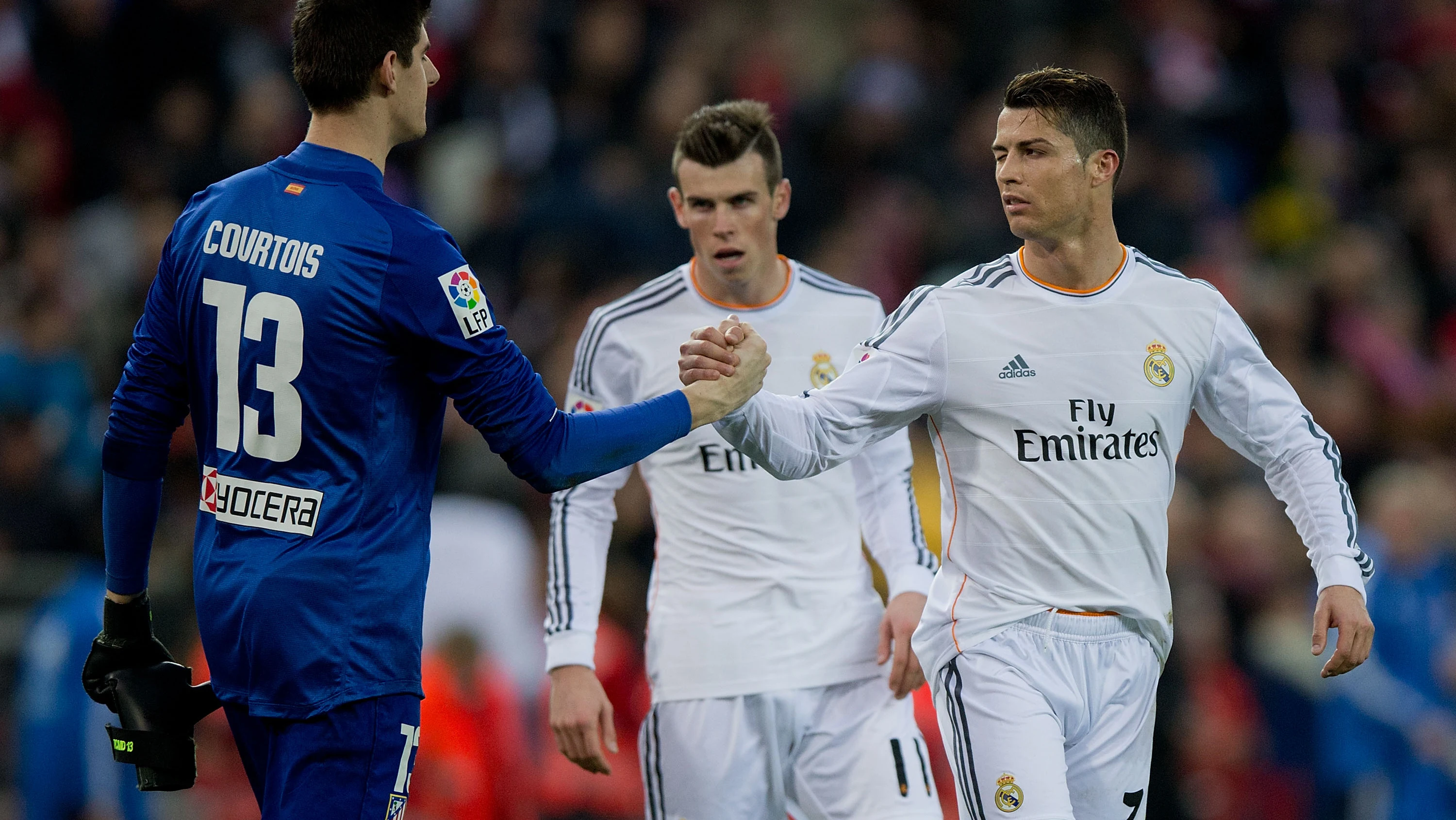 Courtois y Cristiano Ronaldo se dan la mano tras un derbi