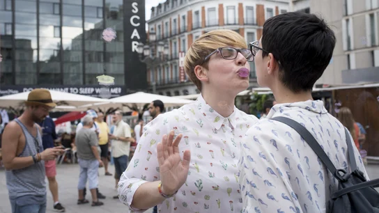 Una pareja se besa en el 'Muro de los besos perdidos' instalado en la plaza de Pedro Zerolo Una pareja se besa en el 'Muro de los besos perdidos' instalado en la plaza de Pedro Zerolo
