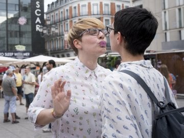 Una pareja se besa en el 'Muro de los besos perdidos' instalado en la plaza de Pedro Zerolo Una pareja se besa en el 'Muro de los besos perdidos' instalado en la plaza de Pedro Zerolo