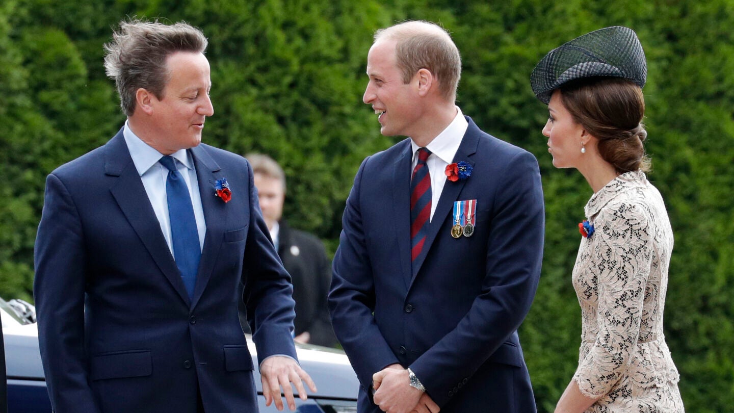 David Cameron y el pr&iacute;ncipe Guillermo dialogan durante un acto