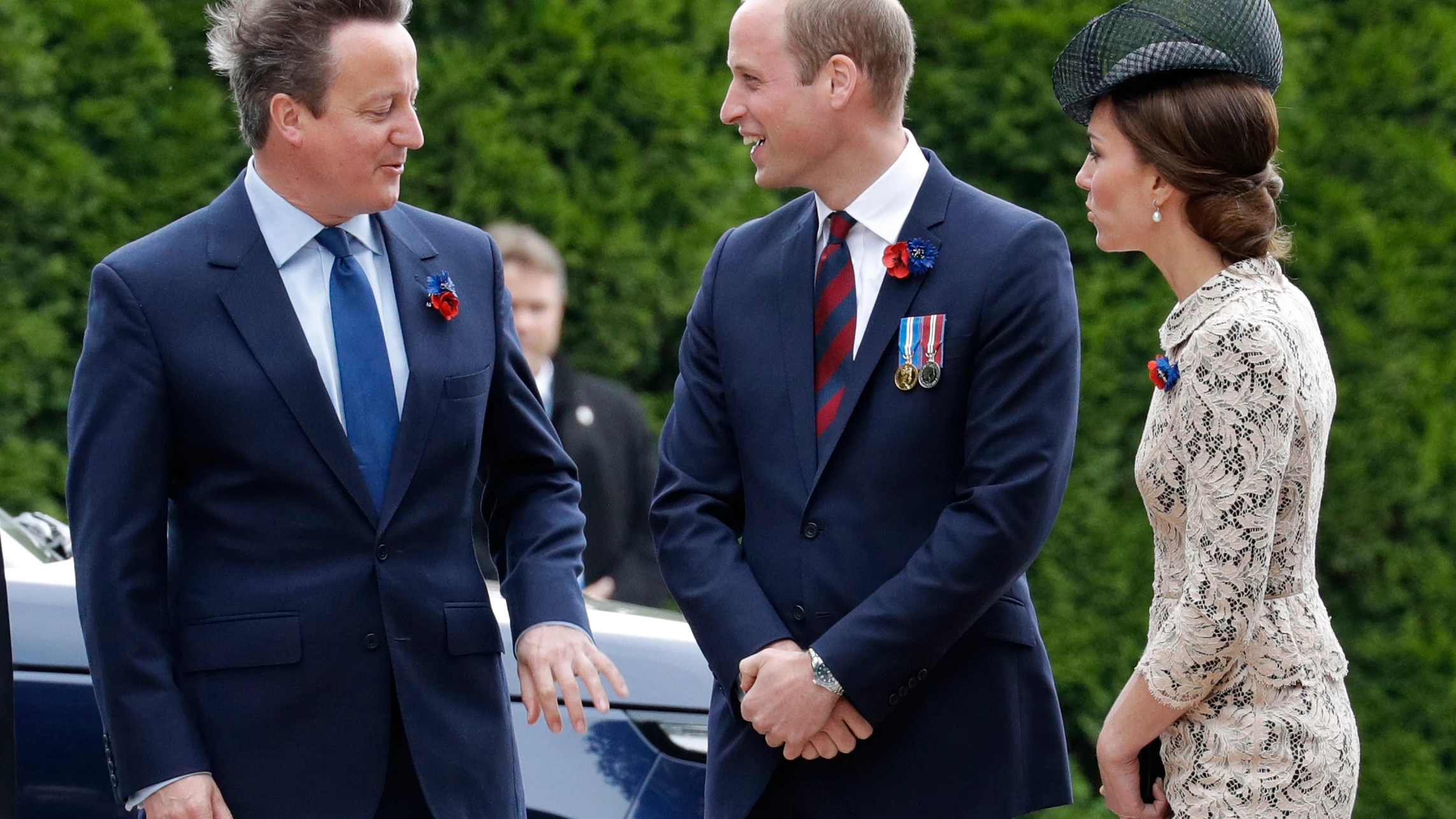 David Cameron y el príncipe Guillermo dialogan durante un acto