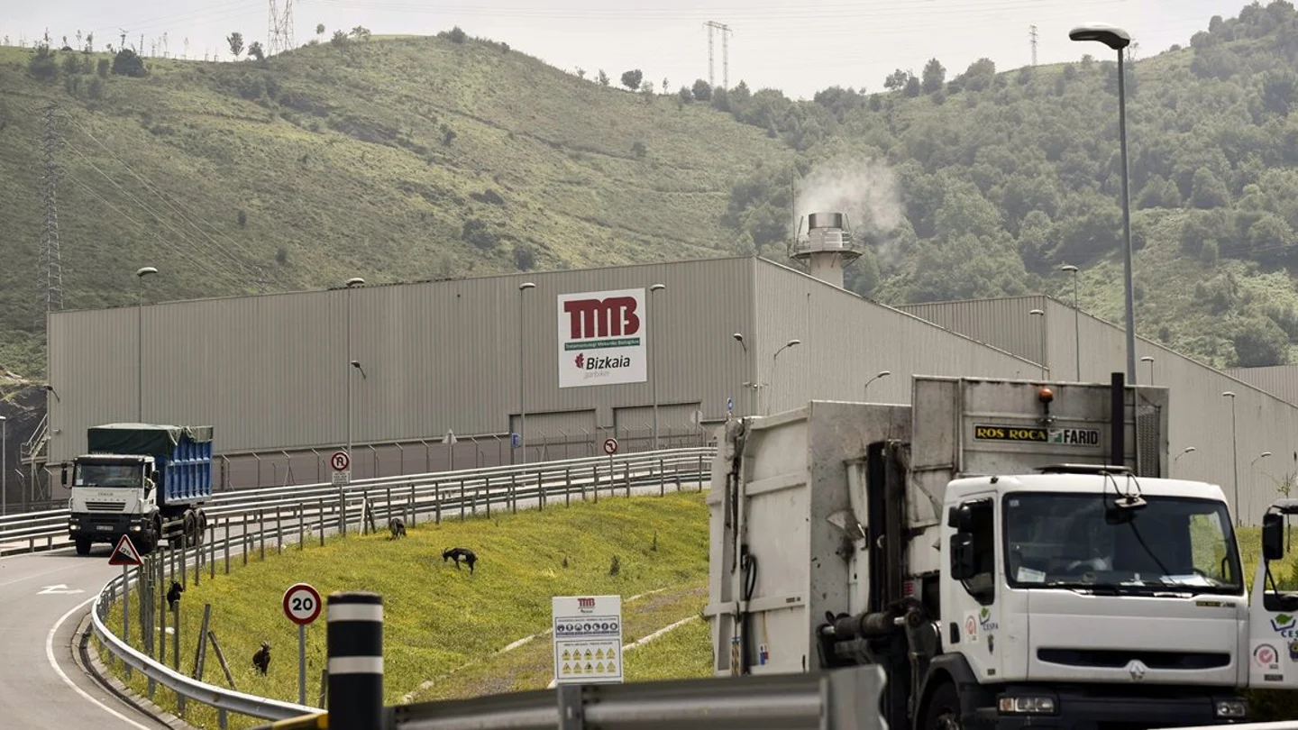 Dos camiones salen de la planta de tratamiento de residuos de Artigas de Bilbao, donde ha sido encontrado el cadáver de un recién nacido Dos camiones salen de la planta de tratamiento de residuos de Artigas de Bilbao, donde ha sido encontrado el cadáver de un recién nacido