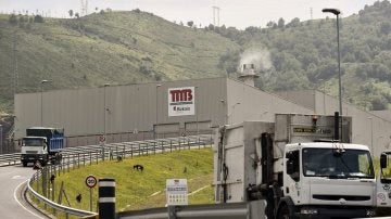 Dos camiones salen de la planta de tratamiento de residuos de Artigas de Bilbao, donde ha sido encontrado el cadáver de un recién nacido 