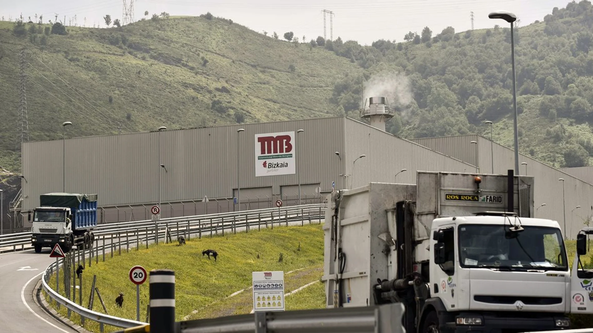 Dos camiones salen de la planta de tratamiento de residuos de Artigas de Bilbao, donde  ha sido encontrado el cadáver de un recién nacido 