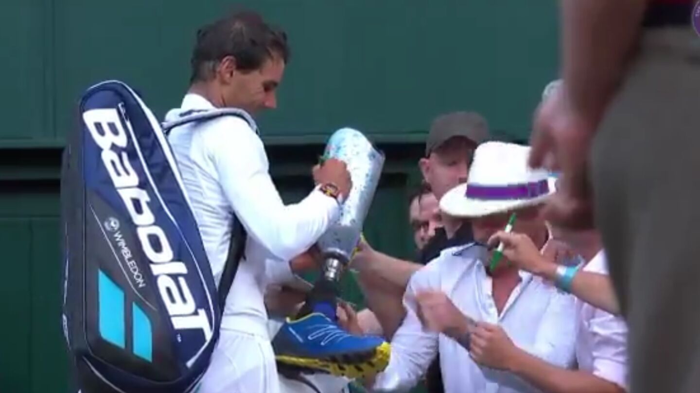 Nadal firma en la pierna ortop&eacute;dica de un aficionado